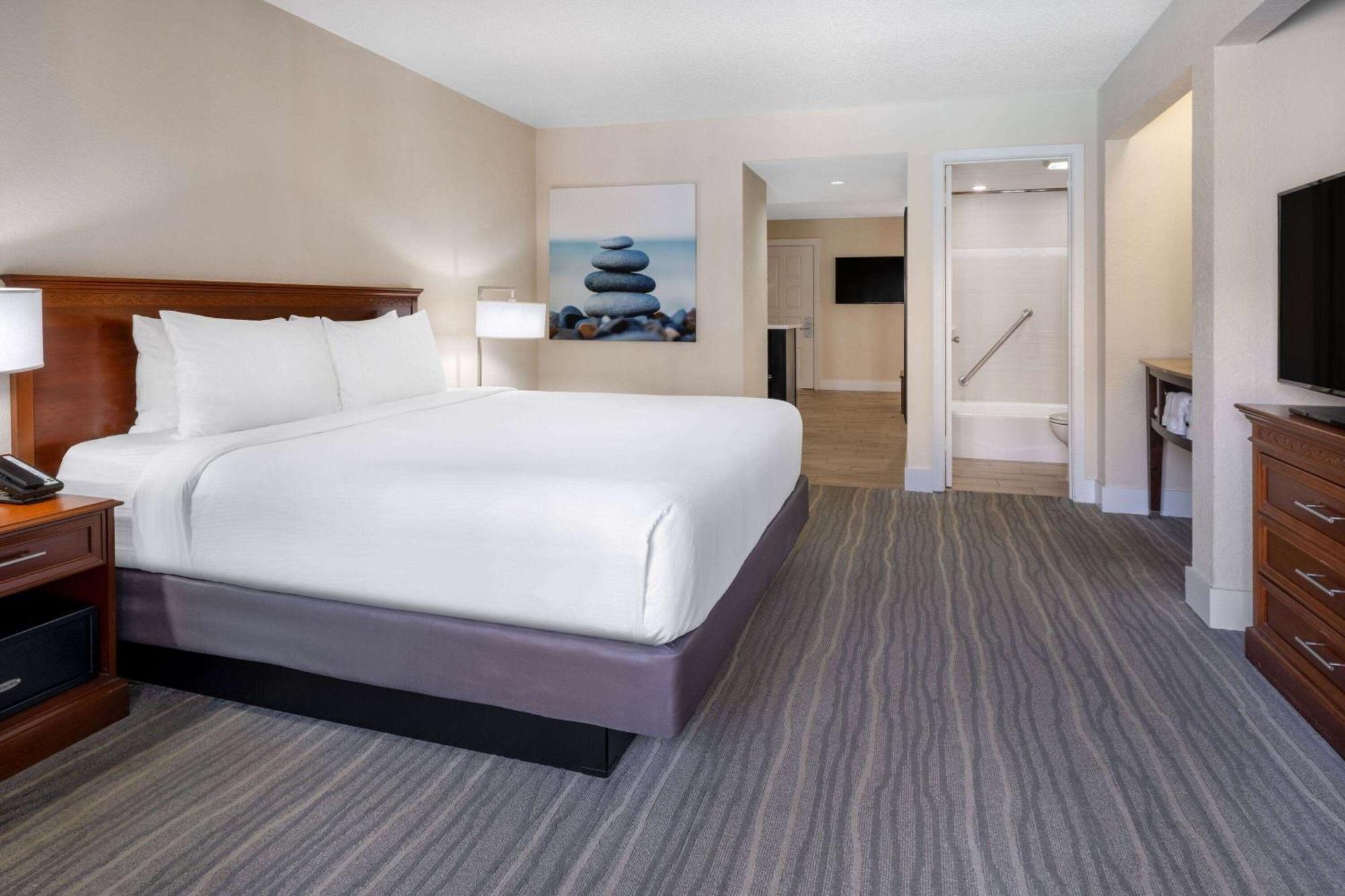 One-Bedroom King Suite with Pool View - Non-Smoking